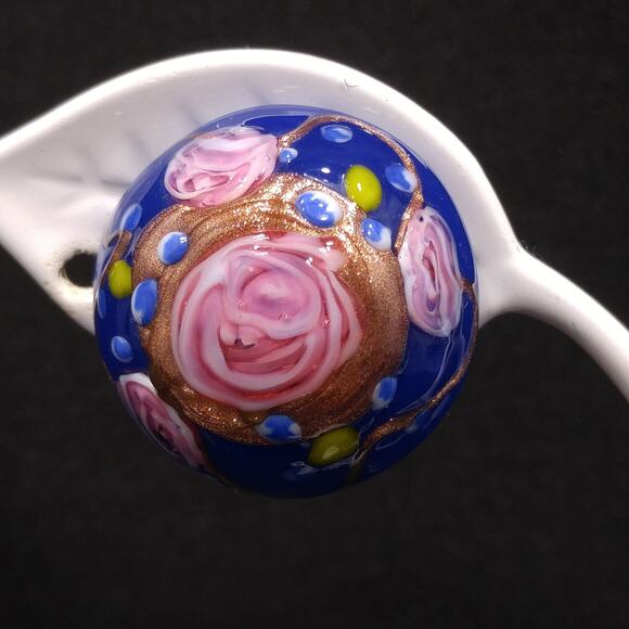 Vintage 1940s Italian Wedding Cake Rose Clip Earrings, Dark Blue Pink Roses - Picture 3 of 10